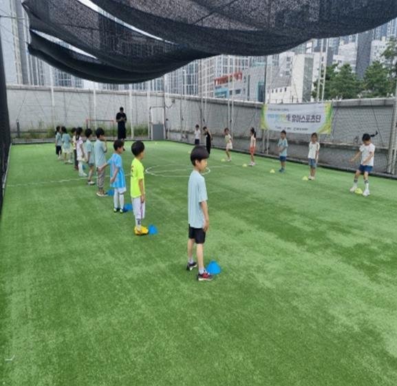 청소년들이 축구연습하는 모습
